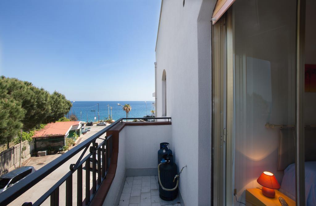 La Finestra Sul Mare Bed & Breakfast Letojanni Exterior photo