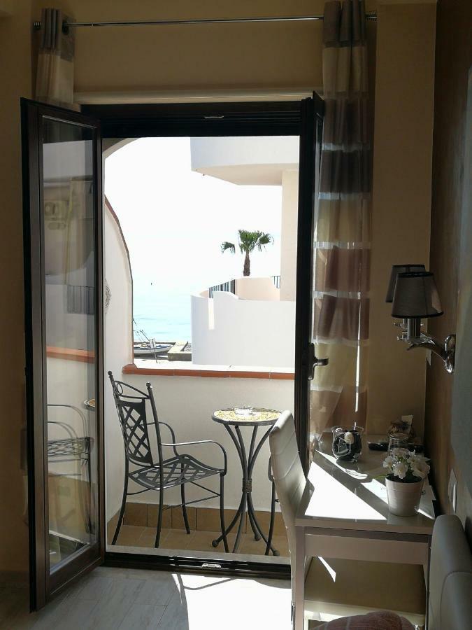 La Finestra Sul Mare Bed & Breakfast Letojanni Exterior photo